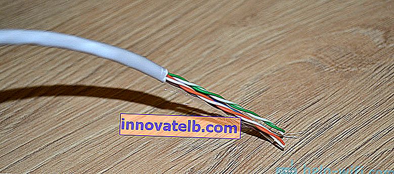 Pelar un cable de red para conectarlo a una toma de corriente